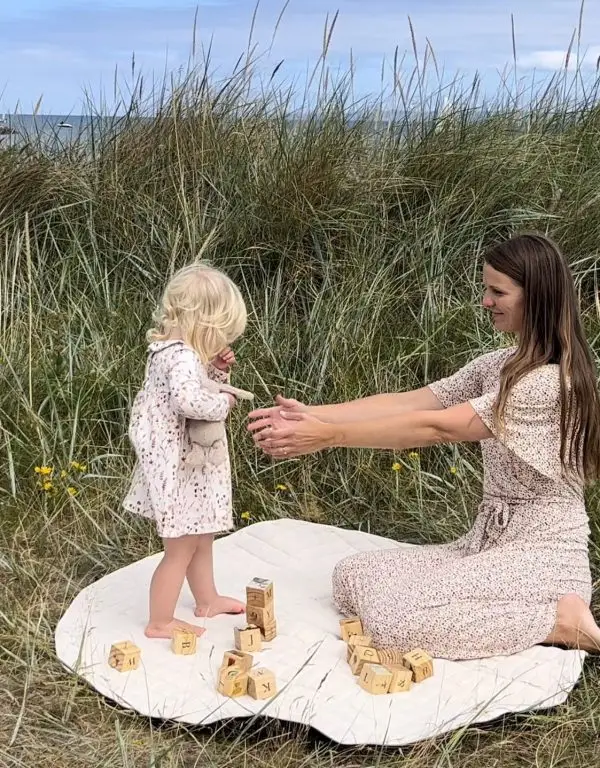 Kapok OhanaTæppe, i brug som legetæppe på stranden.